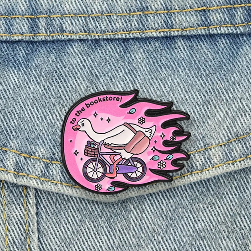 Lustiges Gänse-Fahrrad-Emaille-Abzeichen „Zum Buchladen“ Pink-Flammen-Ästhetik Metall-Brosche Revers-Accessoire Geschenk für Buchliebhaber – Detail 2
