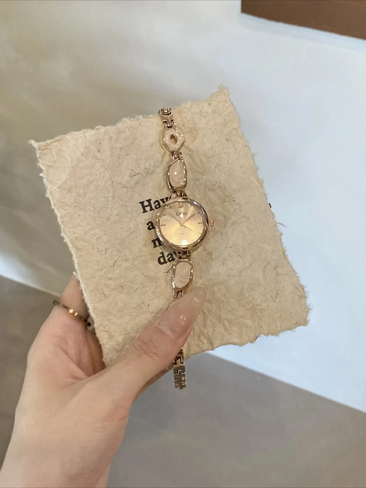 

Женский стиль браслета, роскошный новый стиль 2025 года, высококачественные часы неправильной формы с цепочкой, уникальные наручные часы, оригинальные женские часы.