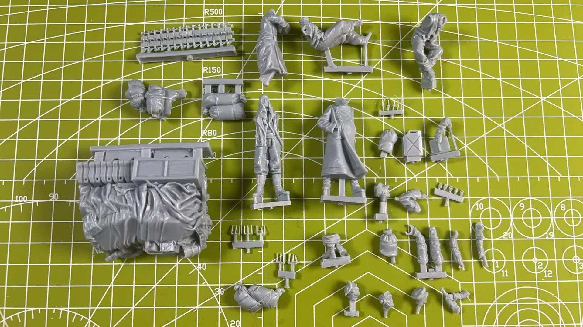 1: 35 Casting Resin Model Kit Tank Stacks 4 Characters Grey Model Scene Layout Toy Model