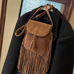 Bolso cruzado de piel sintética con borlas para mujer, bandolera pequeña de ante con solapa, estilo Punk, a la moda, invierno, 2023