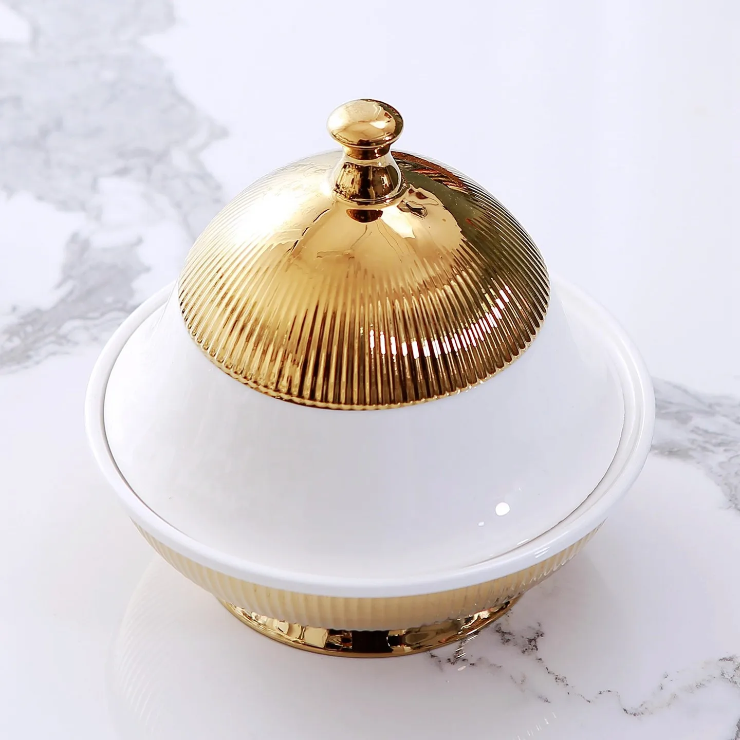 Light luxury Nordic style ceramic covered Western style plate with gold plating, white stripes, Western style dessert, sea cucum