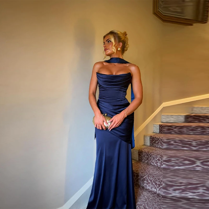 2026 Neues Marineblaues Satin-Maxikleid mit One-Shoulder-Design, Neckholder-Schal, drapiertem Korsett, geraffter Taille und Meerjungfrauen-Schleppe – Abendmode-Kleider
