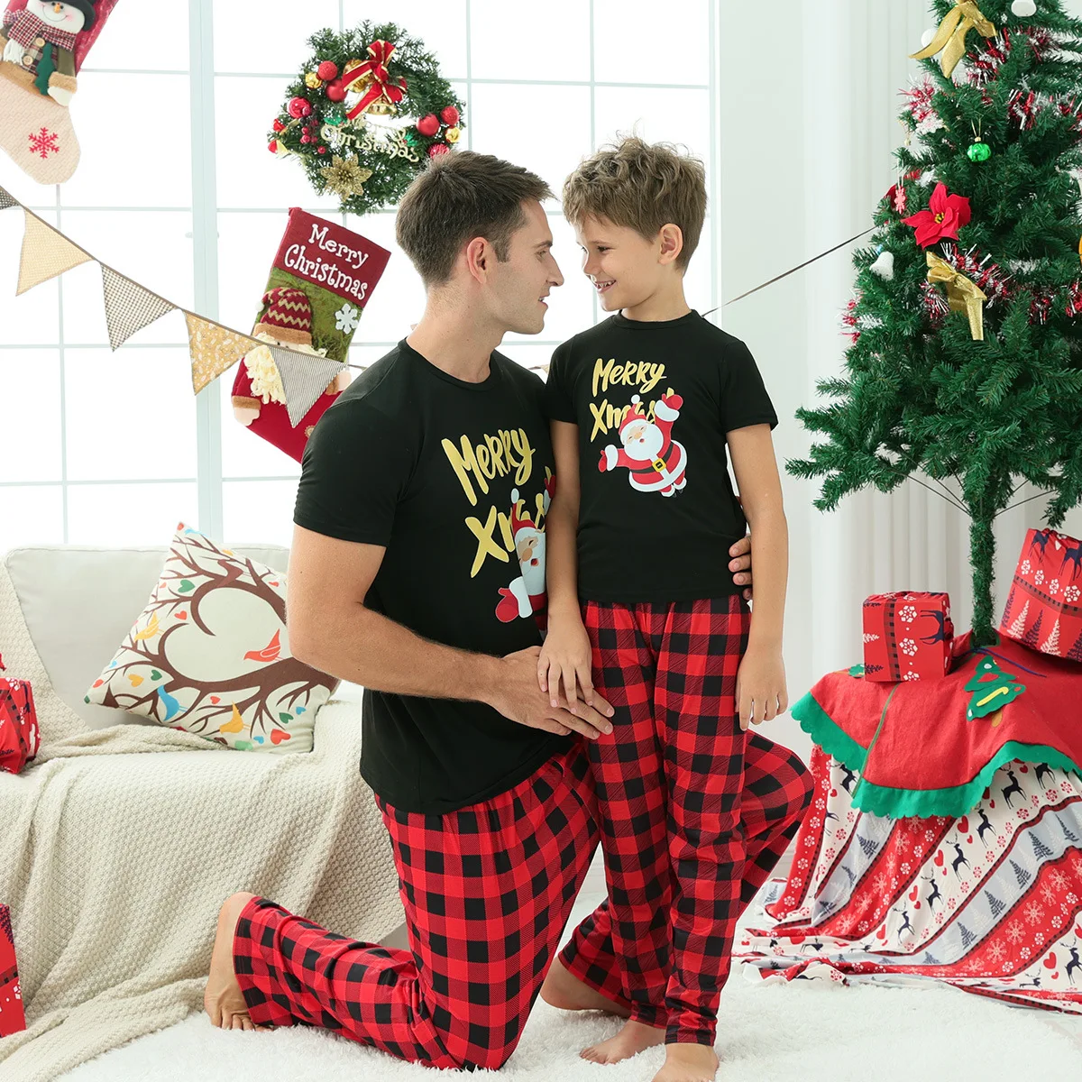 Short Sleeve T-shirt+trousers 2 Pcs Suit Sleepwear Merry Xmas Santa Print Family Matching Outfits Baby Dog Romper Christmas Look view 3