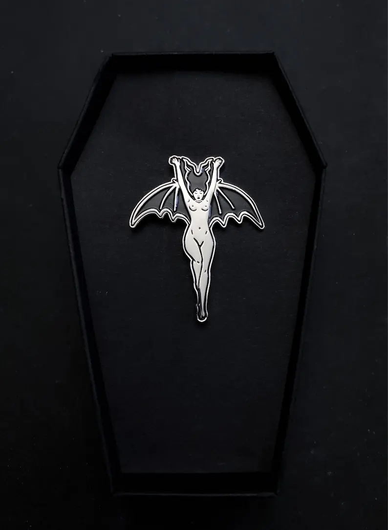 مصاص دماء الخفافيش امرأة الساحرة المينا دبوس هالوين الشيطان القوطية فتاة شارة الظلام الفن بروش لإكسسوارات المجوهرات