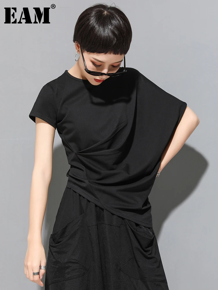 [EAM] تي شيرت نسائي أسود غير متماثل بطيات مقاس كبير تي شيرت جديد برقبة دائرية وأكمام تشبه جناح الخفّاش موضة المد لربيع وصيف 2025 1DF4667