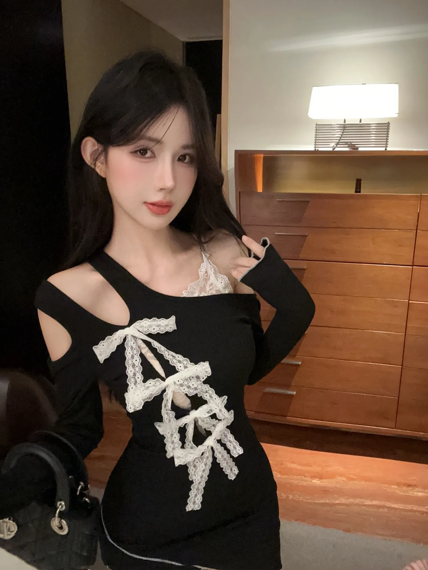 Moda francese Scheming nero scava fuori abito con bretelle fiocco in pizzo stretto aderente aderente mini abiti irregolari nero Y2K abbigliamento