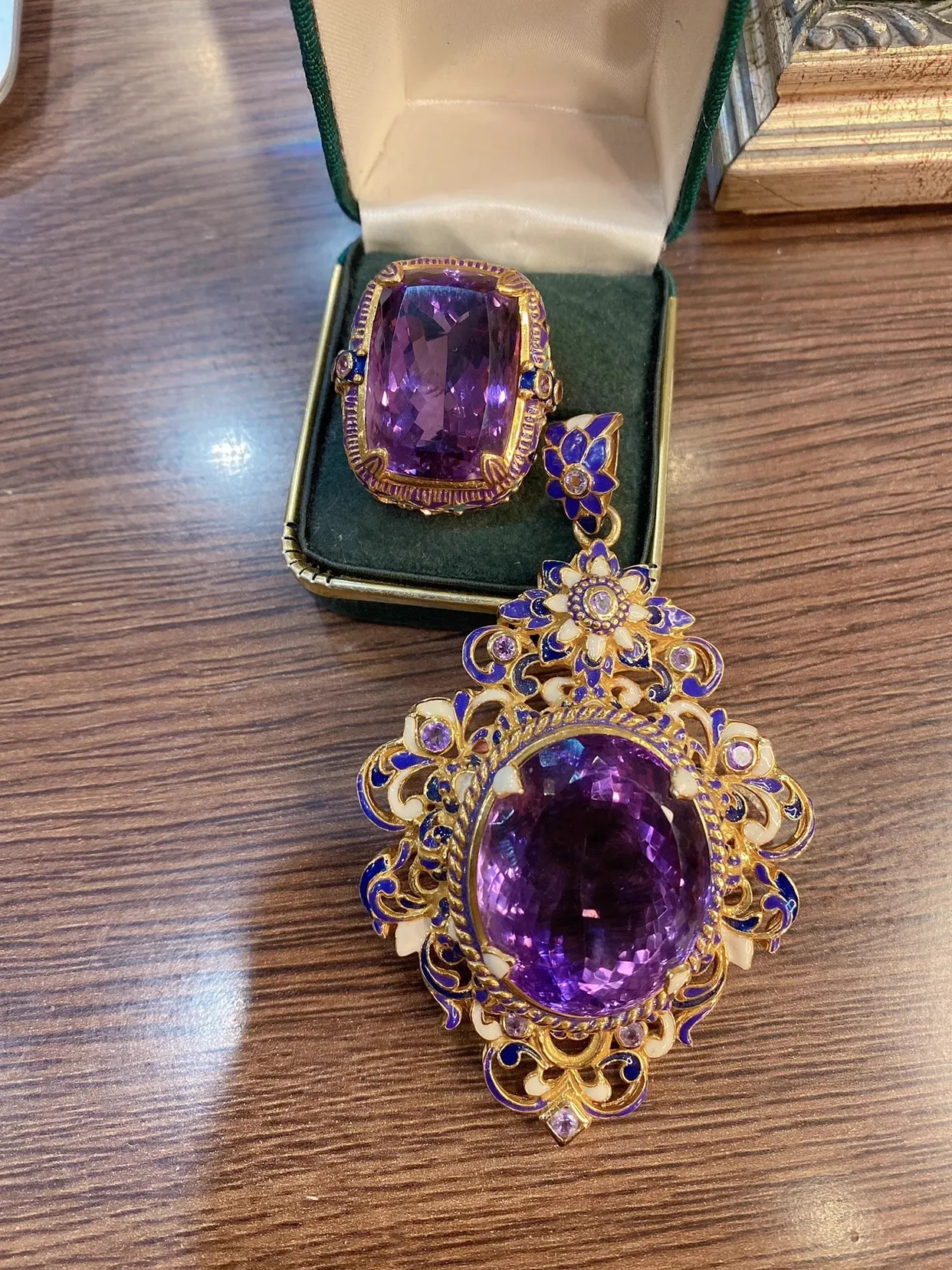 Italienischer Retro-Ring mit vergoldeter Emaille, Perlenimitat und natürlichem Amethyst, Anhänger, Braut-Hochzeits-Set – Damenschmuck – Detail 2