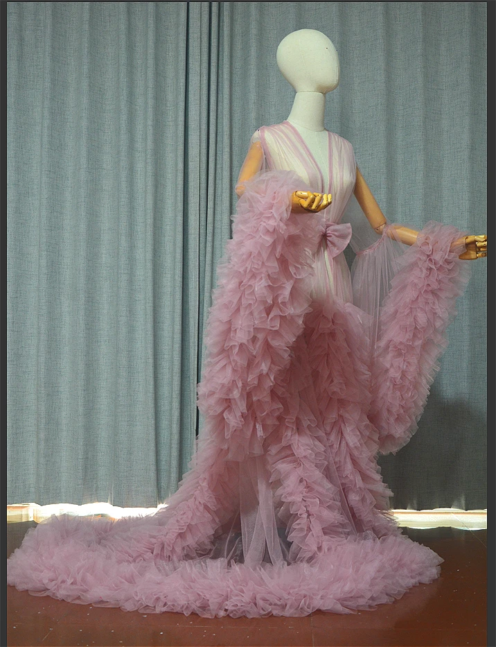 Dolce ragazza vintage tulle vestaglia prospettiva tulle trasparente vedere attraverso lunghi vestaglie rosa soffice abito premaman servizio fotografico