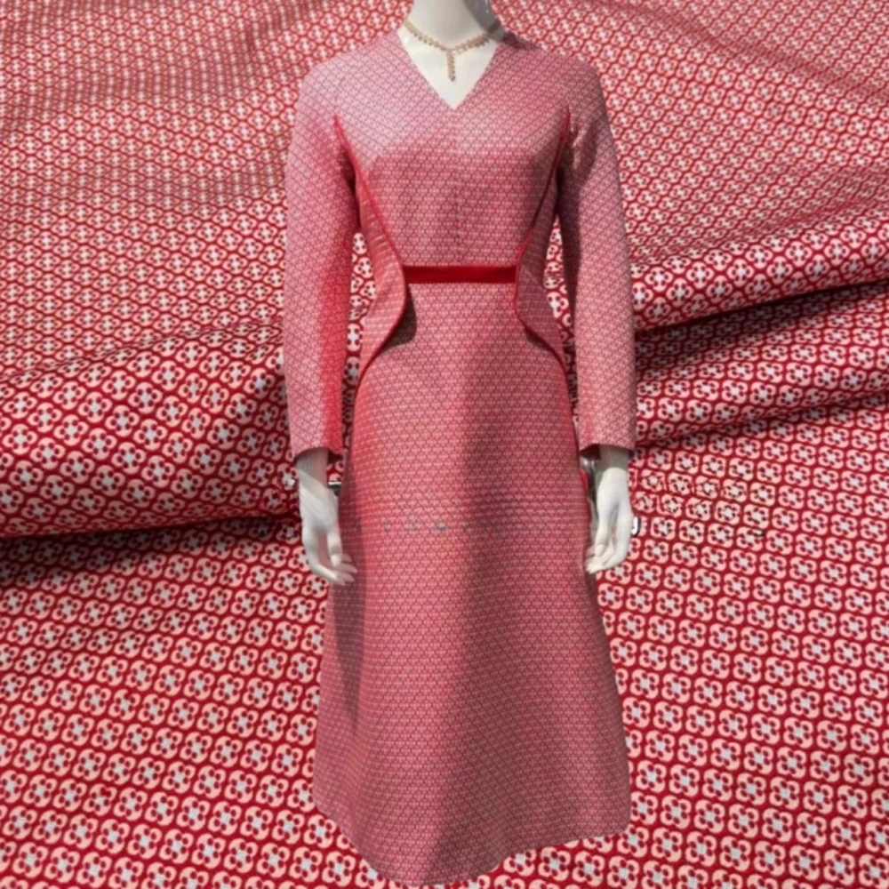 

Окрашенная в пряжу жаккардовая ткань Красная парча Платье Куртка Одежда Дизайнерская одежда Шитье Оптовая ткань на метр Материал «сделай сам»