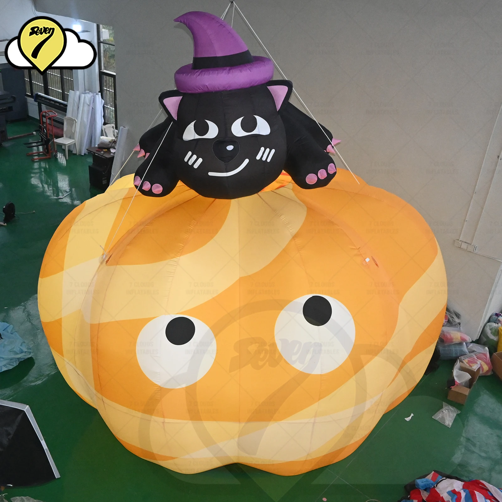 20FT Gaint Halloween aufblasbare schwarze Katze sitzen auf Kürbisballon mit Gebläse-LED für Event-Halloween-Tag der Toten Dekoration