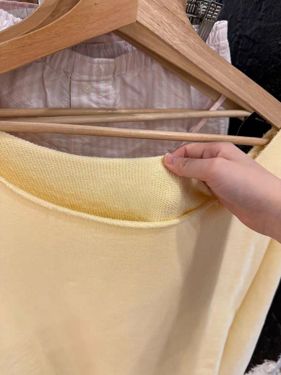 سترة نسائية صفراء فضفاضة غير رسمية مثيرة برقبة مائلة وأكمام طويلة بلوفرات قطنية للخريف بسيطة عتيقة بقلنسوة كبيرة الحجم Y2k جديد