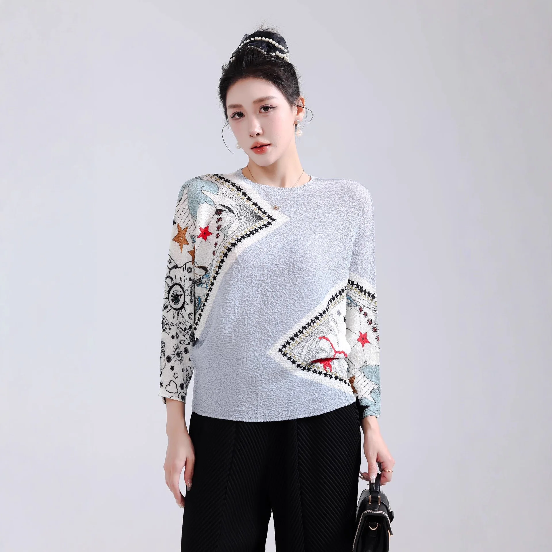 مياكي مطوي الأعلى للنساء 2025 خريف جديد جولة الرقبة طويلة الأكمام المطبوعة الإسفنج مطوي عارضة تنوعا تي شيرت البلوز