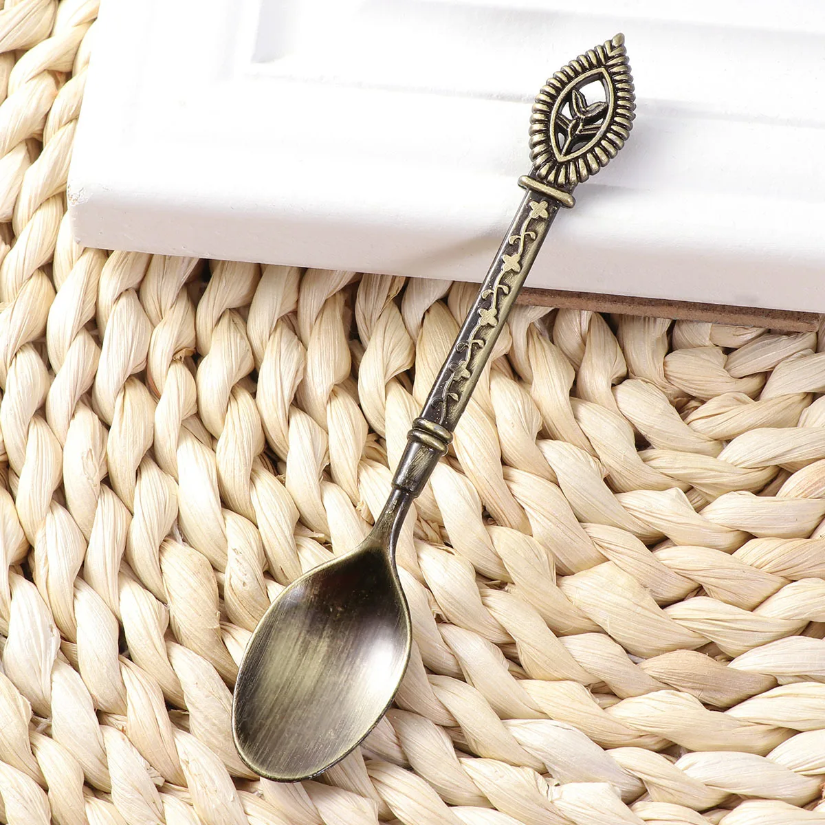 

5Pcs Coffee Spoon Set Retro Court Style Carved Alloy Exquisite Pattern for Stirring Cocktail Coffee Milk Tea Shop Bar Use
