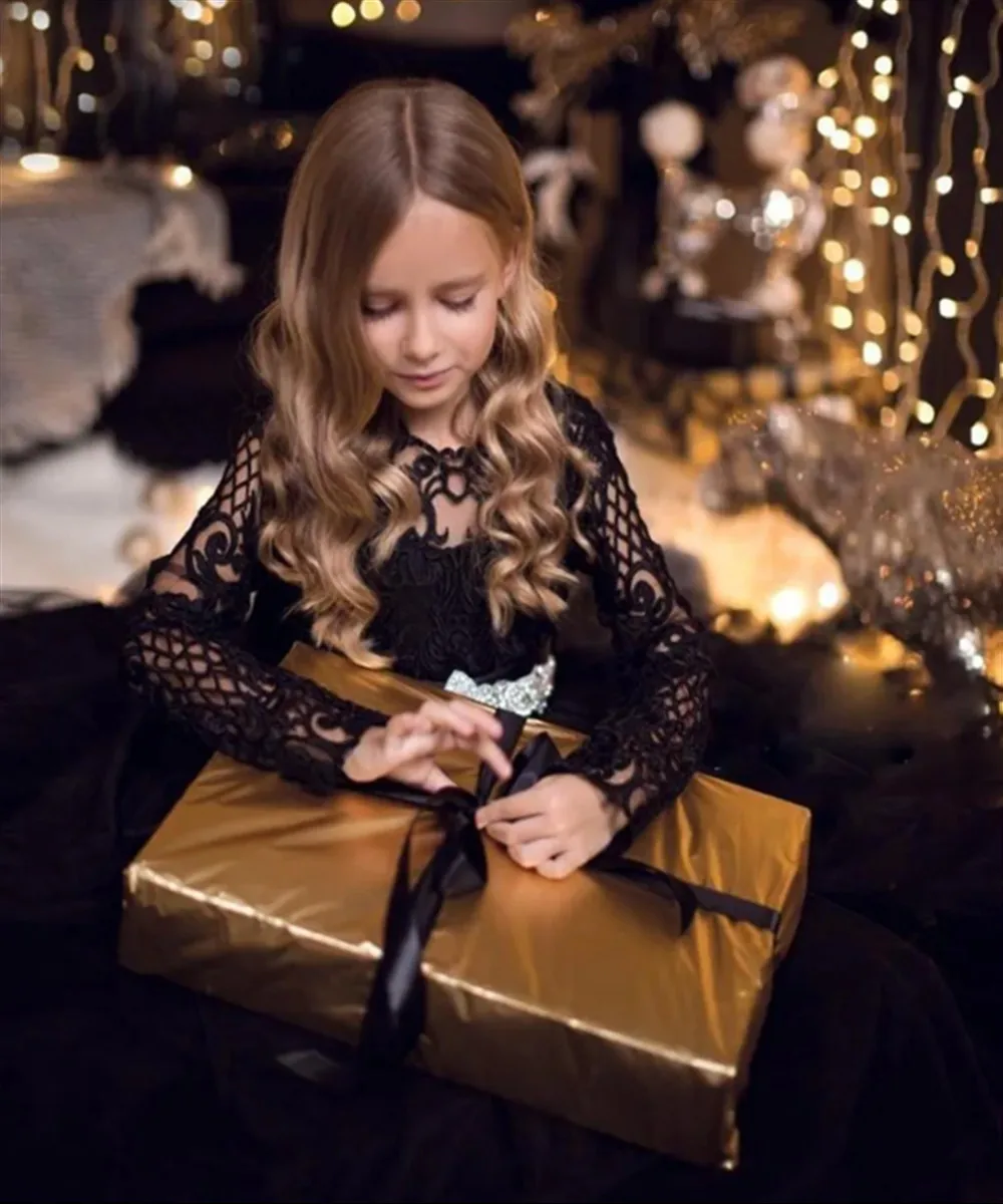 فستان زفاف أنيق لفتاة الزهور باللون الأسود من التول بأكمام طويلة مع حزام للأطفال فستان التواصل الأول لحفلات أعياد الميلاد وأعياد الميلاد