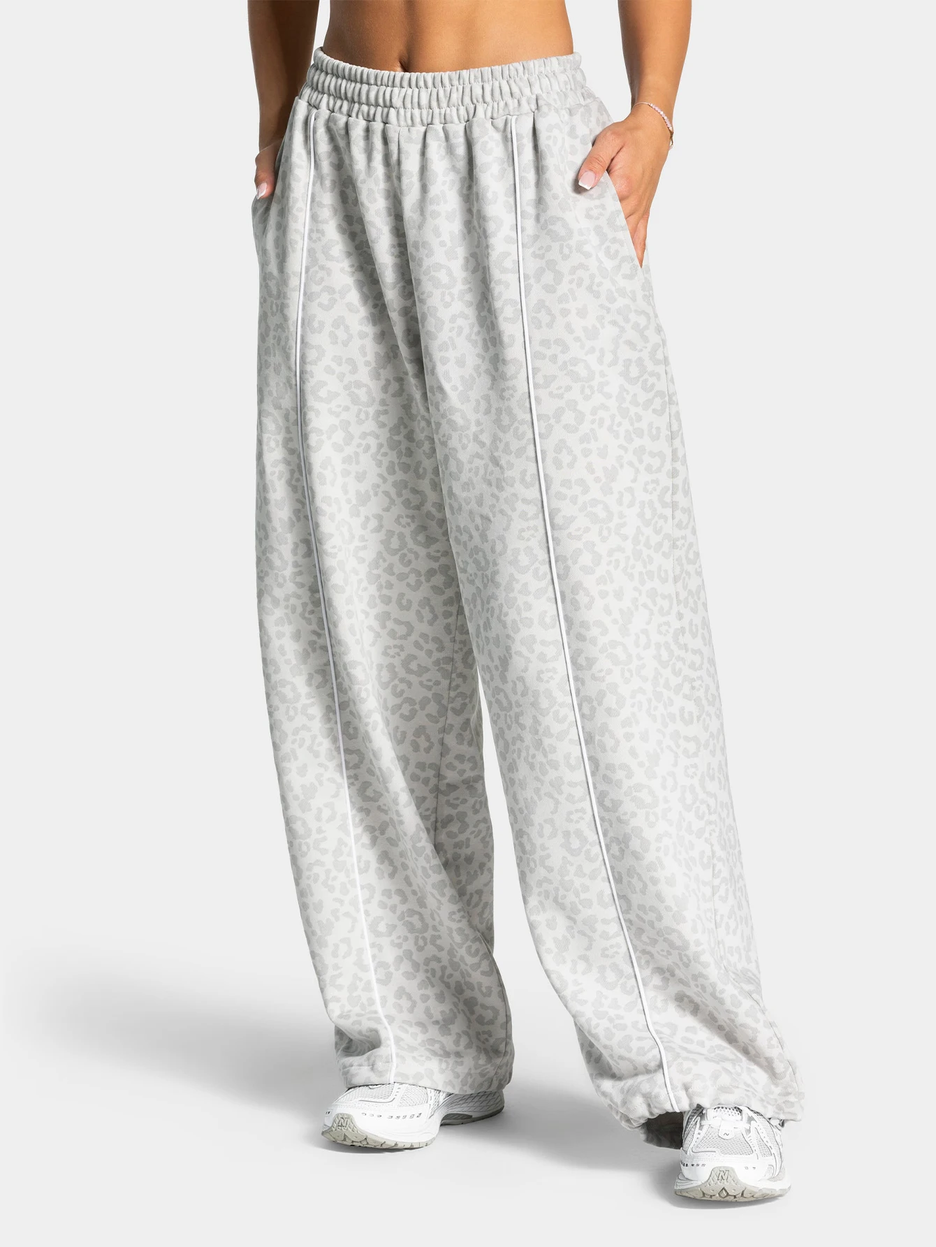 Ces pantalons de yoga à imprimé léopard pour femmes présentent un design élégant, une personnalité et une texture remarquables. Fabriqué en matière hautement élastique et douce pour la peau