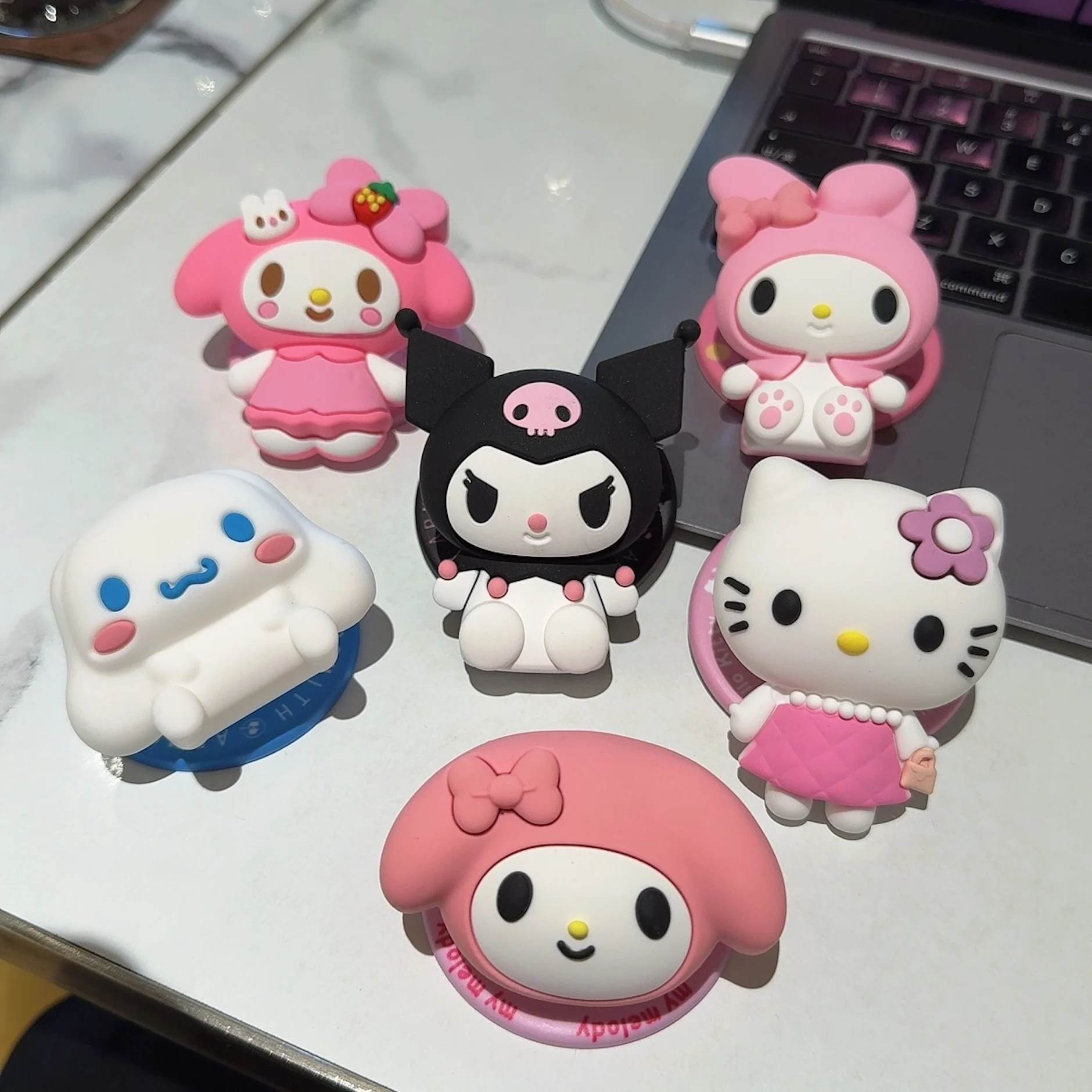 

Креативные праздничные подарки: магнитный держатель для телефона из силикона с мультяшными персонажами, специальный дизайн для Hello Kitty, Kuromi, Cinnamoroll, Melody