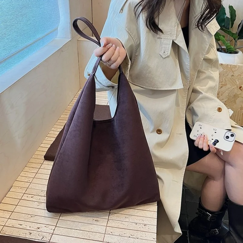 

Elegant Classic Messenger Bag For Fashionable Women Commuter With Trendy Logo And Versatile Crossbody Function