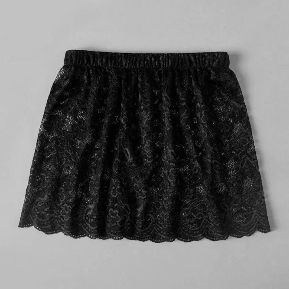 

Trendy Lace Trim Fart Curtain for Women Flower Embroidery Pretty Mini Skirt Versatile Y2K Hip Curtain Trousers Decoration