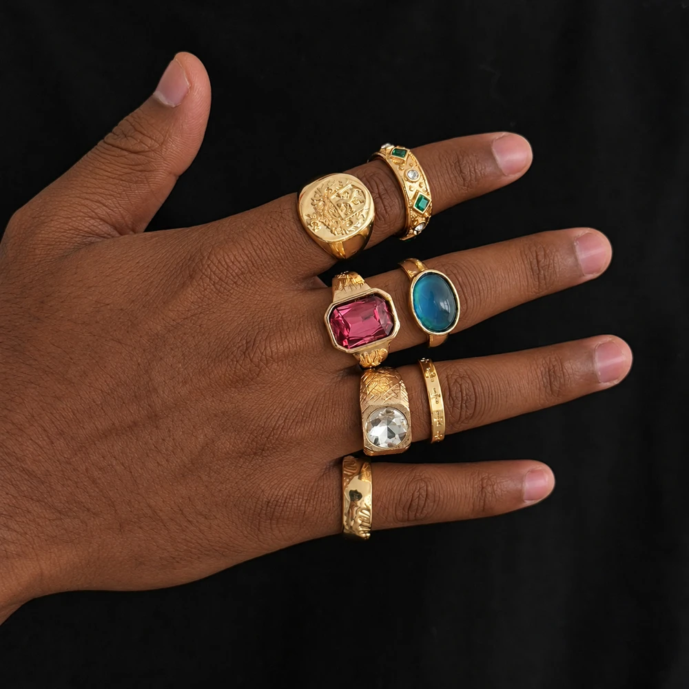 Vintage-Ring in Goldfarbe für Herren, mit rosa, rechteckigem oder blauem, oval geformtem Ringgesicht, Set mit geprägtem Wappen, signierter Schmuckstücke im verzierten, gravierten Stil. – Detail 2