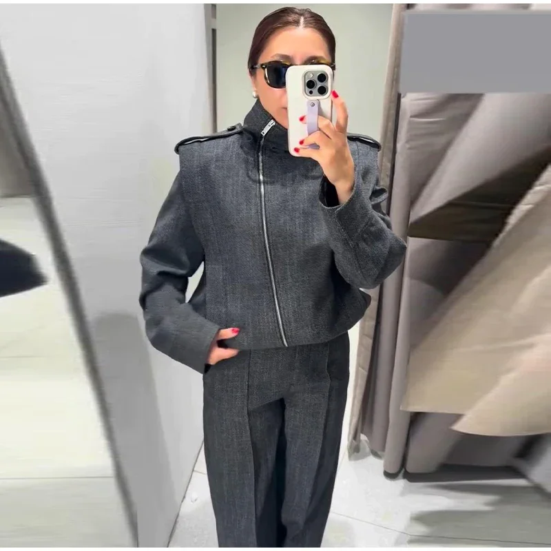 Damen-Set mit Stehkragen, Reißverschluss und Riemen-Details, langärmelige, kurze Jacke und Hose mit weitem Bein, zweiteiliger Anzug für den Arbeitsalltag, klassisches Arbeitsoutfit 2026 – Detail 7