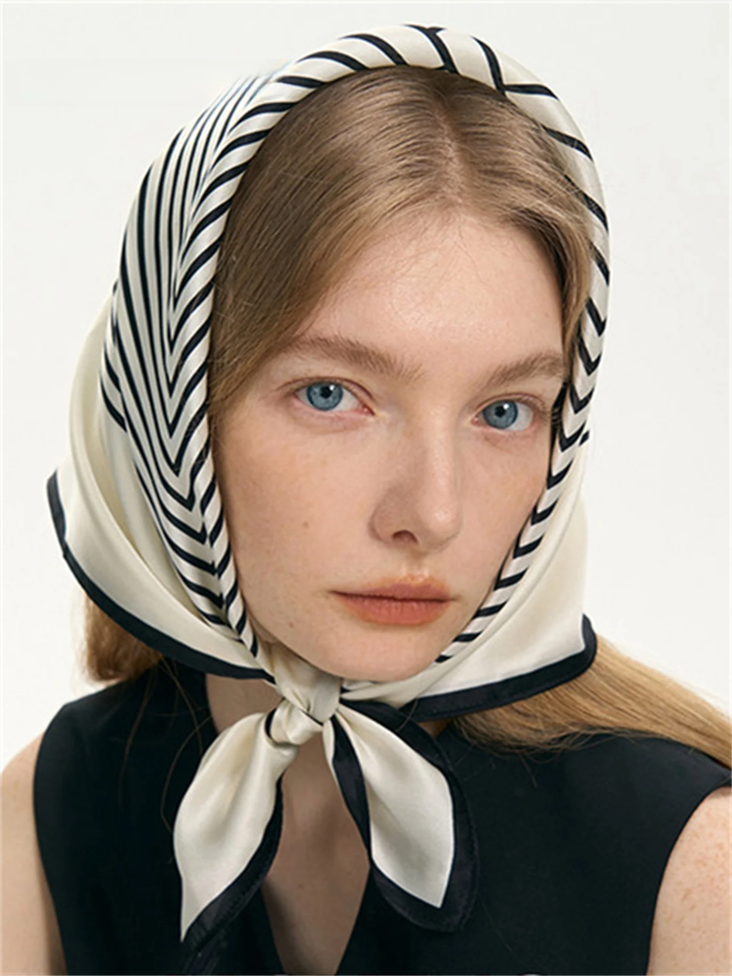 Echarpe-rayee-noire-et-blanche-vinti-ans-nouvelle-collection-2026-polyvalente-et-elegante-foulard-chale-decontracte-unisexe-pour-l'ete