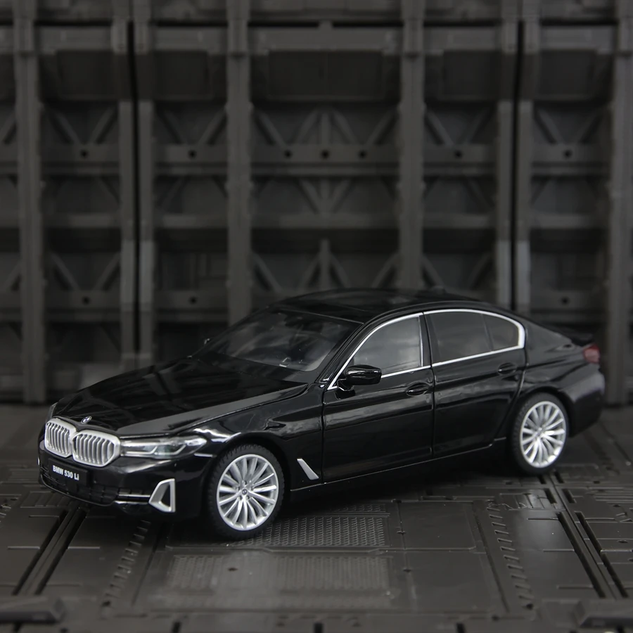 

1:24 модель автомобиля из сплава BMW 530Li, орнамент с шестью дверцами, обратной связью звука и света, рулевое управление, седан, подарок парню