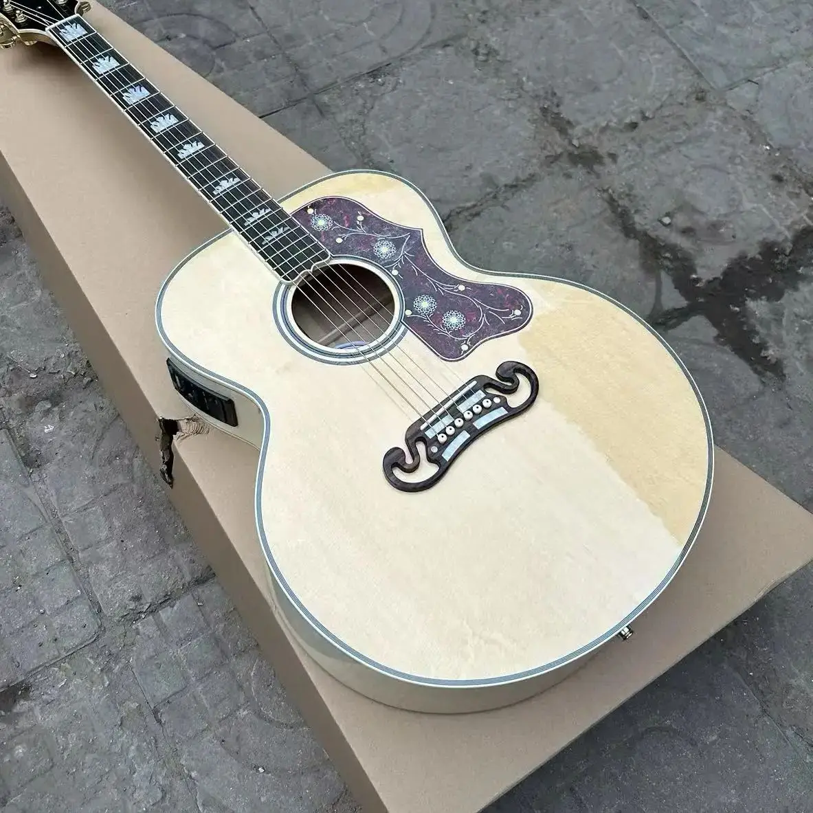 Inventory, 43 inch J200 natural wood color acoustic guitar, spruce maple wood, EQ version, wholesale and retail.