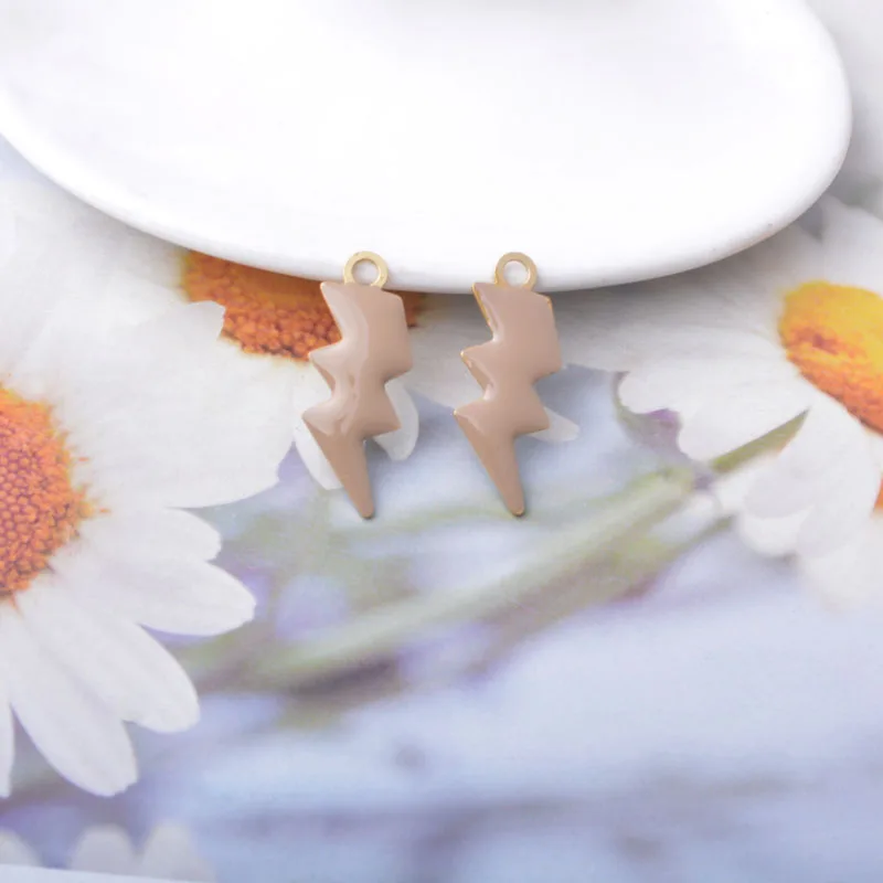10 Stück, beidseitig mit Emaille verzierte Blitzanhänger, Kupfer, mit Öltropfen-Optik, zum Basteln von Schmuck, Ohrringen und Halsketten. – Detail 7