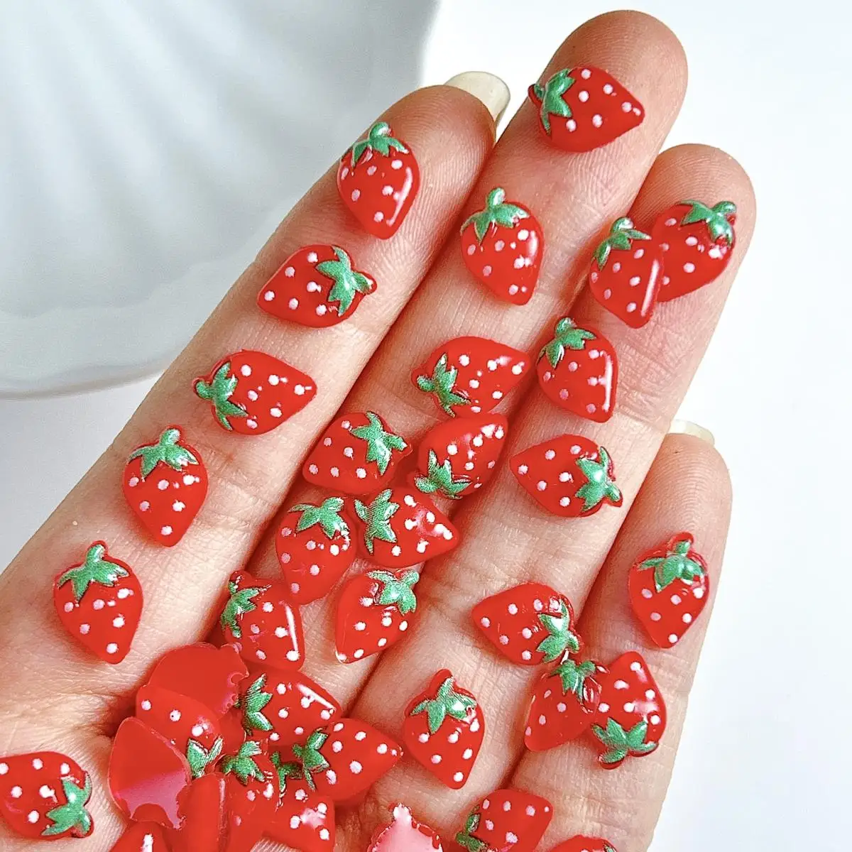 

50PCS 3D Simulated Red Strawberry Resin Nail Charms Creative Realistic Strawberry Fruit Nail Art Decorations DIY Hairpin Nails