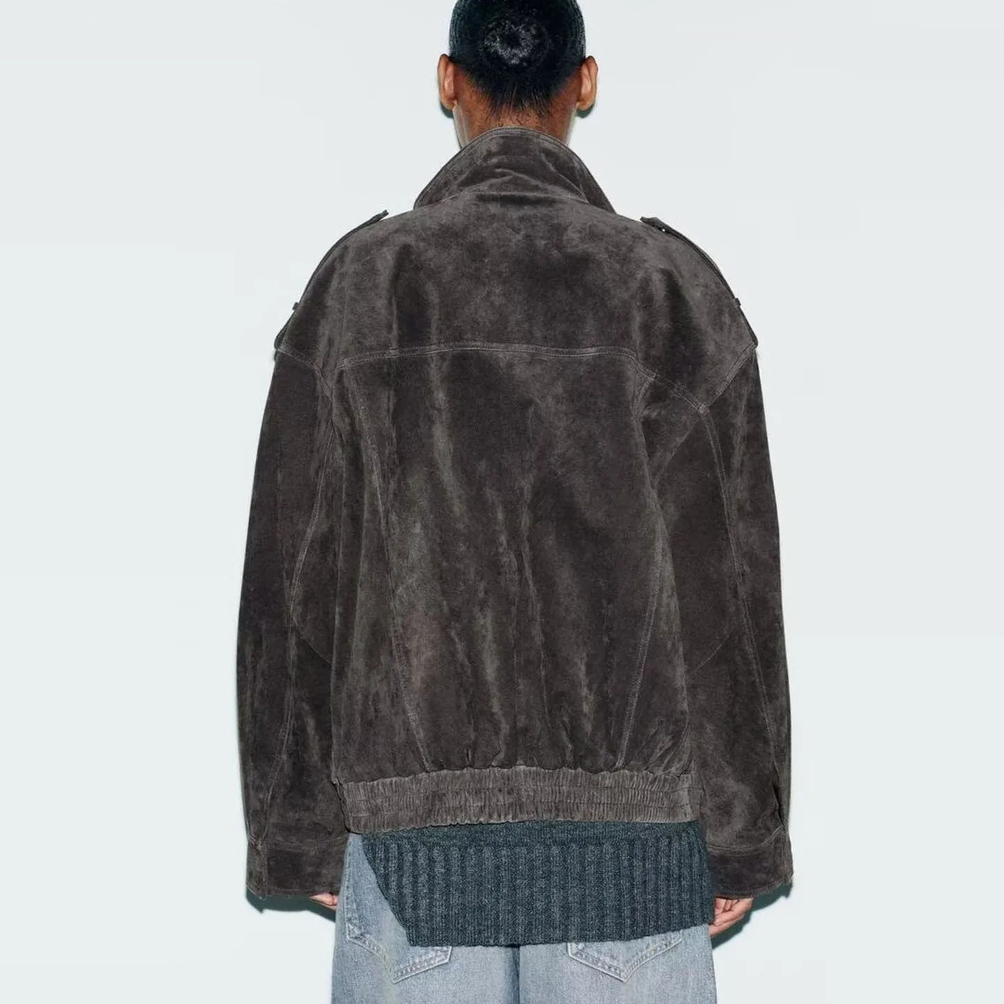 Jaqueta de Couro Versátil Fena Outono 2025, Estilo Casual, Ajuste Padrão, Manga Longa, Fechamento com Zíper, Casaco Curto