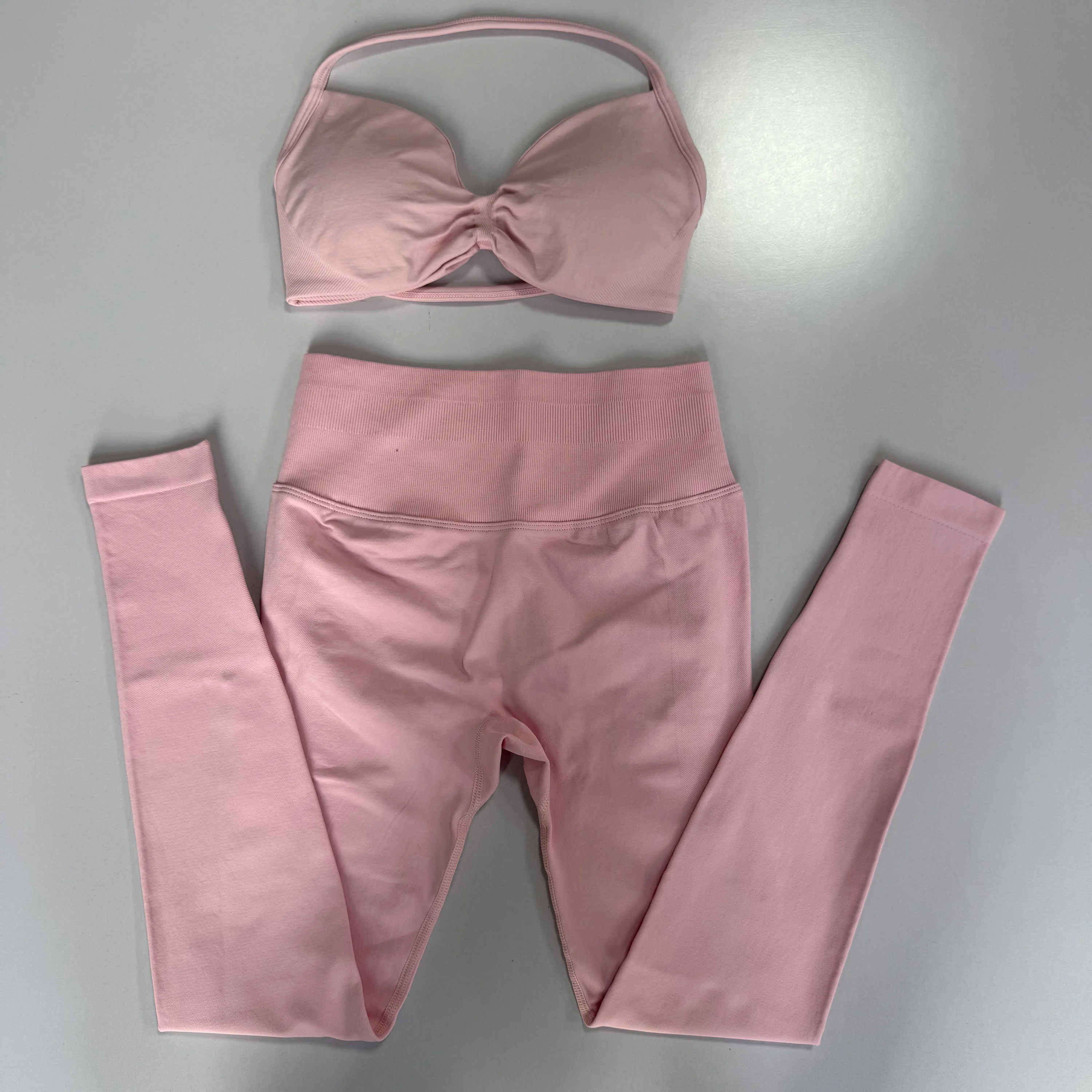 2-teiliges Set für Damen, nahtloses, schlichtes (ohne Logo) Yoga-Set, Sport-BH mit Neckholder und hochtaillierte, formgebende Leggings für Fitness-Workouts – Detail 17