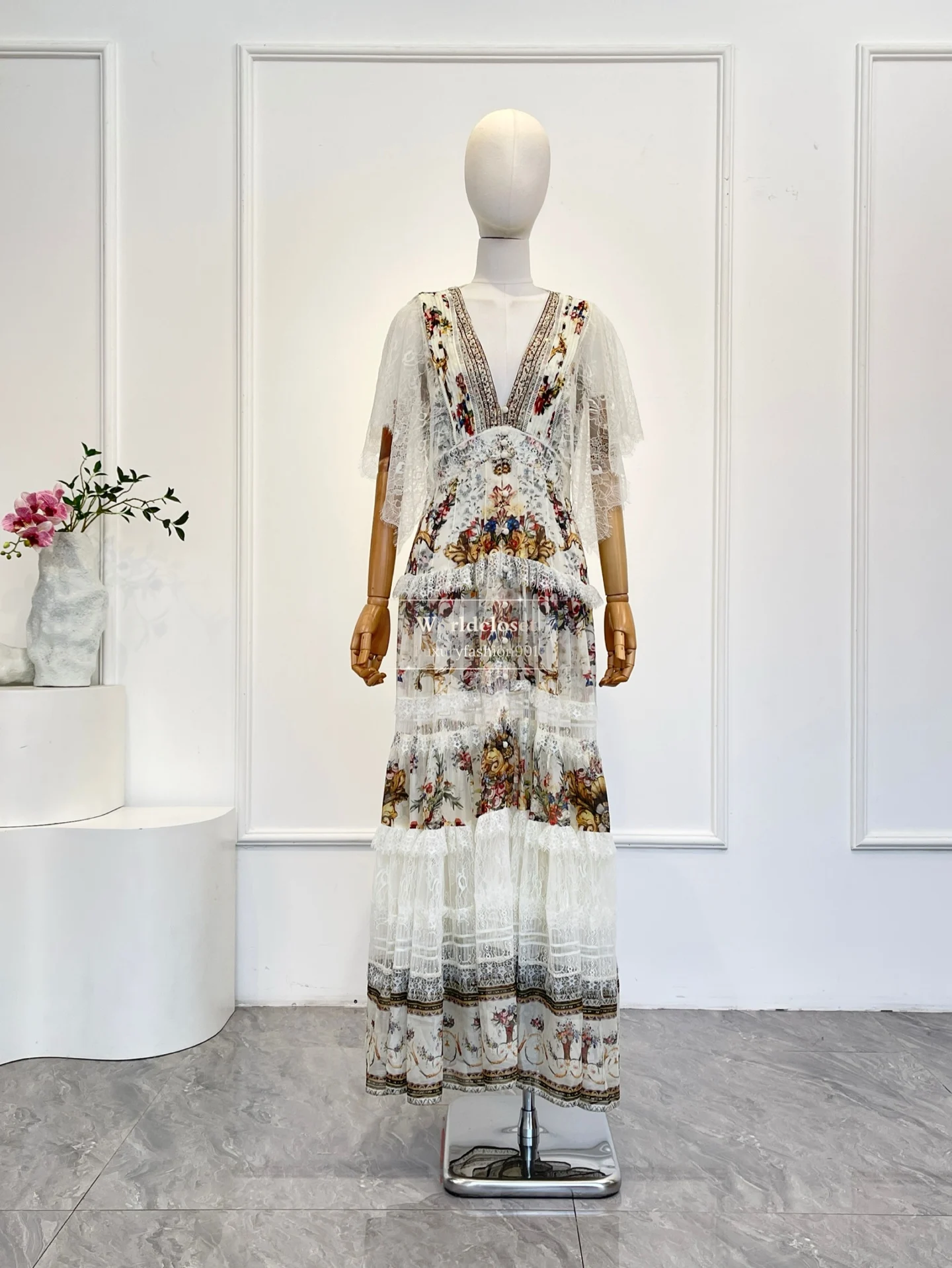 

Белое кружевное платье миди с цветочным принтом, рукавом до локтя и стразами, модель 2026 года, очень привлекательное