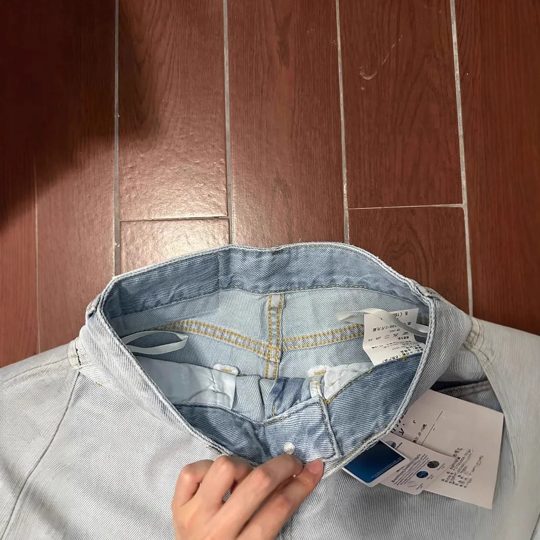Calça jeans feminina azul claro, cintura alta, modeladora, cor clara, versátil, solta, casual, reta