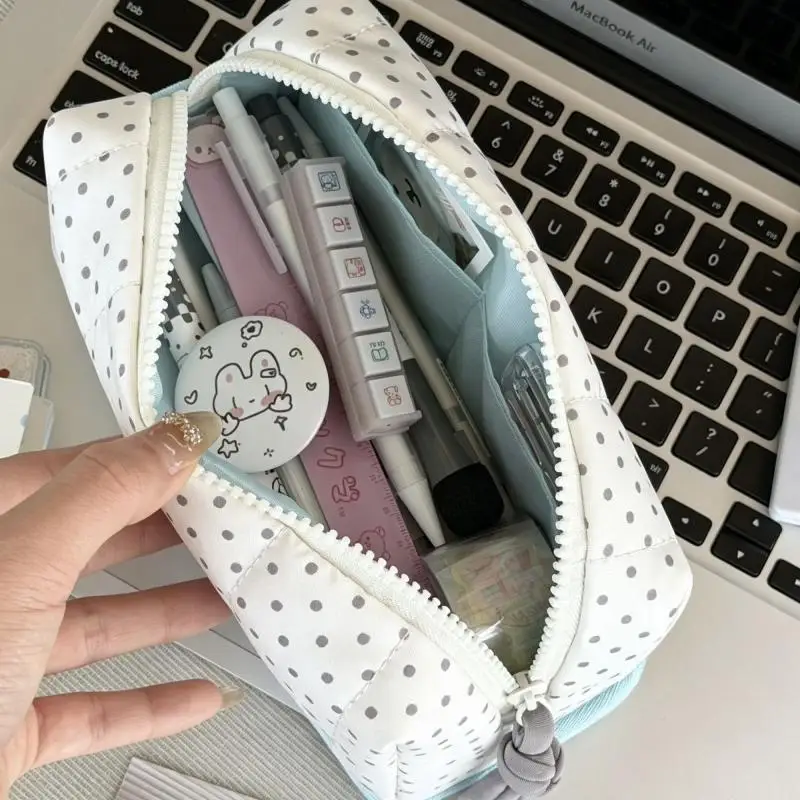 Niedliches Stiftetui mit Polka-Dot-Muster, weich gepolstert, großes Fassungsvermögen, ideal zur Aufbewahrung von Schul- und Büromaterial. – Detail 5