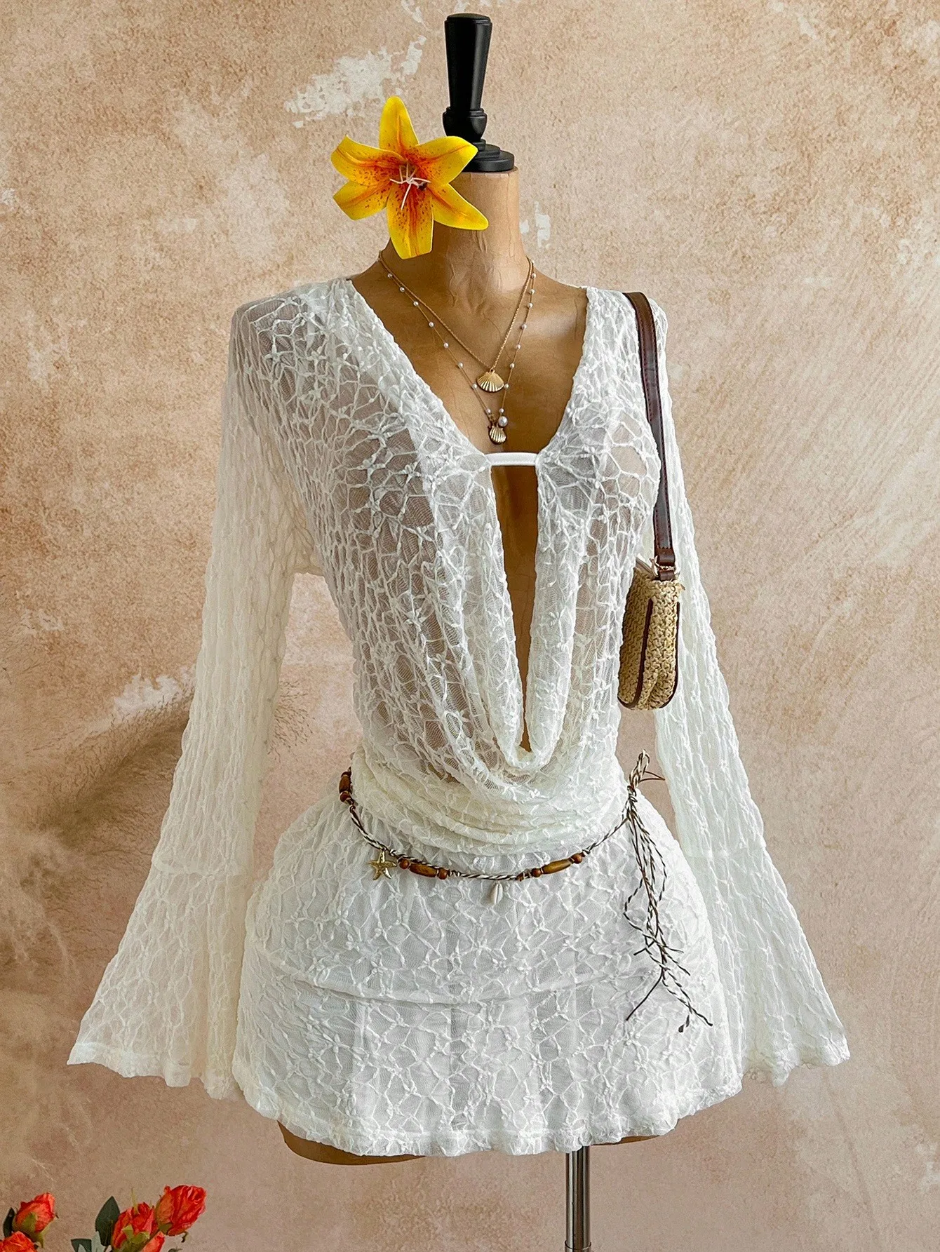 

Белое кружевное мини-платье в стиле бохо с V-образным вырезом, длинными рукавами-колокол и драпированными деталями