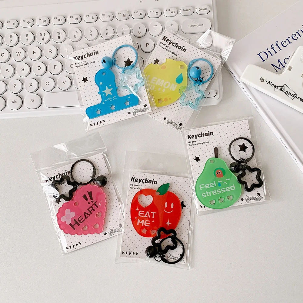 Ciondolo per borsa in acrilico Cartone animato a forma di cuore di frutta Portachiavi carino Fibbia portatile Decorazione per zaino Accessori per gioielli per ragazze fai da te