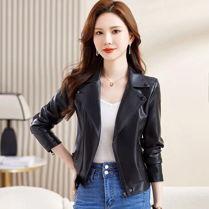 Neue Damen-Motorradjacke, Frühling und Herbst 2022, coole, trendige, schlanke, kurze Reißverschluss-Schaffell-Ledermantel, geteilte Leder-Bikerjacke
