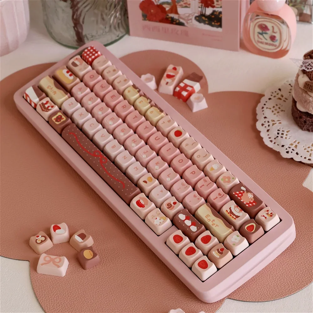 

Strawberry Chocolate Key Cap 135 Key MAO PBT Girl Gift for 61/64/87/104/108 GMK67 Gaming Mechanical Keyboard