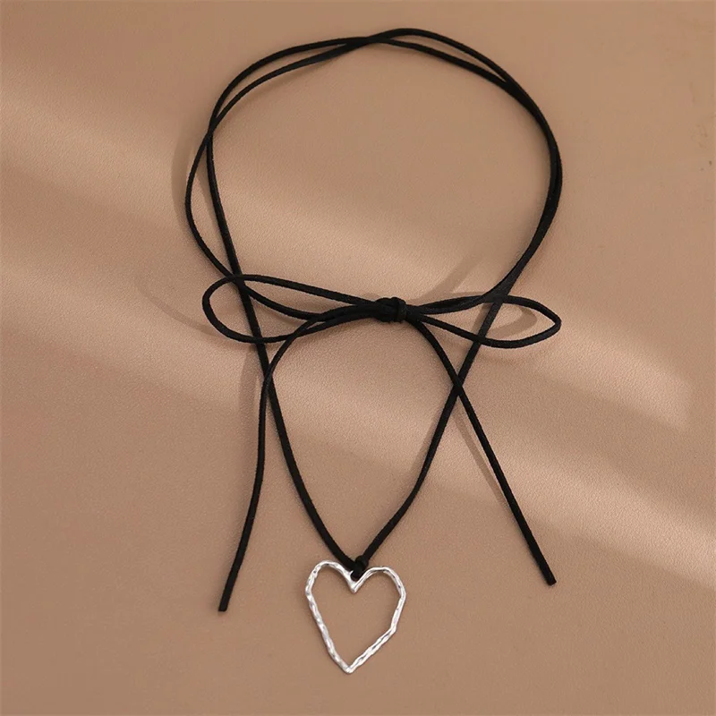 Vintage Goth Hollow Out Irregular Love Heart Pendant Necklace for Women Long Black Korean Velvet Choker Necklace Party Jewelry