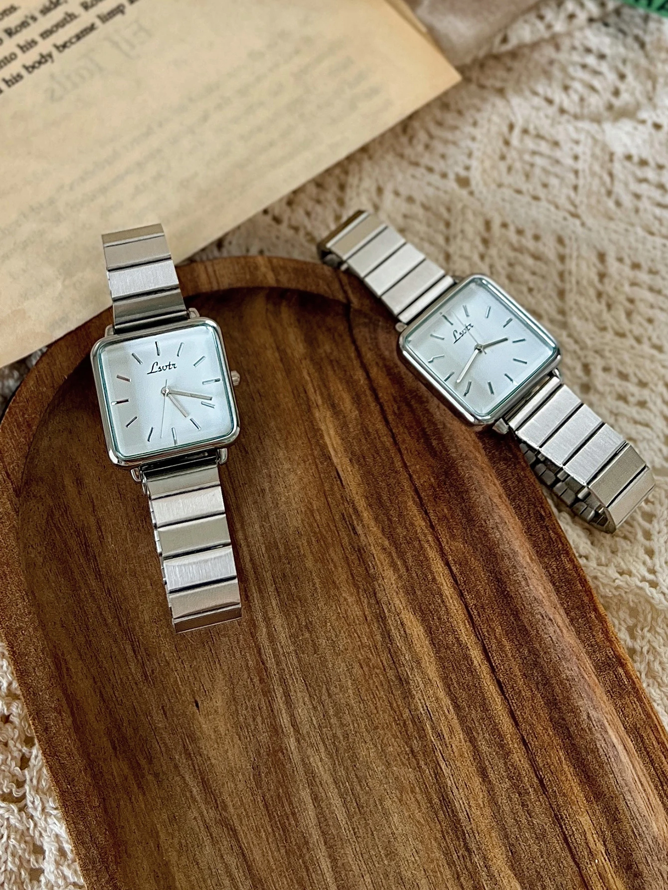 قطعة واحدة من ساعة نسائية ريترو بسيطة وأنيقة بحزام من الفولاذ المقاوم للصدأ ساعة كوارتز بمينا مربع كاجوال عصرية مقاومة للماء مناسبة للارتداء اليومي والعشاء والمناسبات الأخرى للمعصم المزخرف