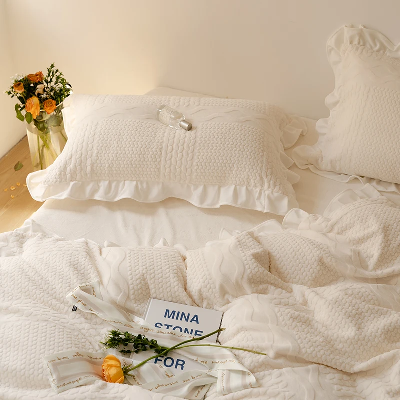 

Комплект постельного белья Princ Sle из четырех предметов: утолщенный молочный вельвет и теплый коралловый вельвет с кружевом для зимнего сезона. Домашний текстиль.