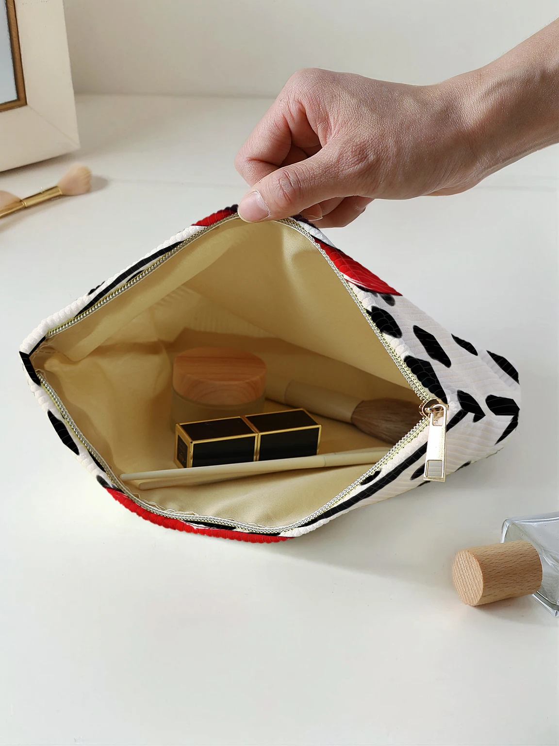 1pc,Sexy lip pattern printed corduroy zipper makeup bag, lightweight and multifunctional cosmetic storage bag