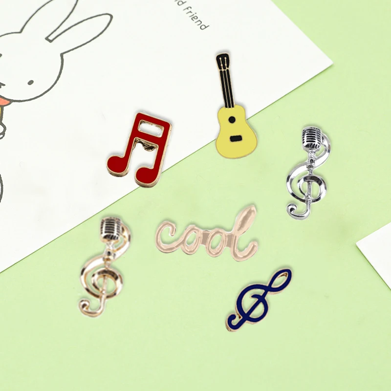 Cool Music Note Enamel Brooches Fashion Guitar Microphone Metal Badges Piano Notes Lapel Pins Musician Jewelry Gifts for Friends