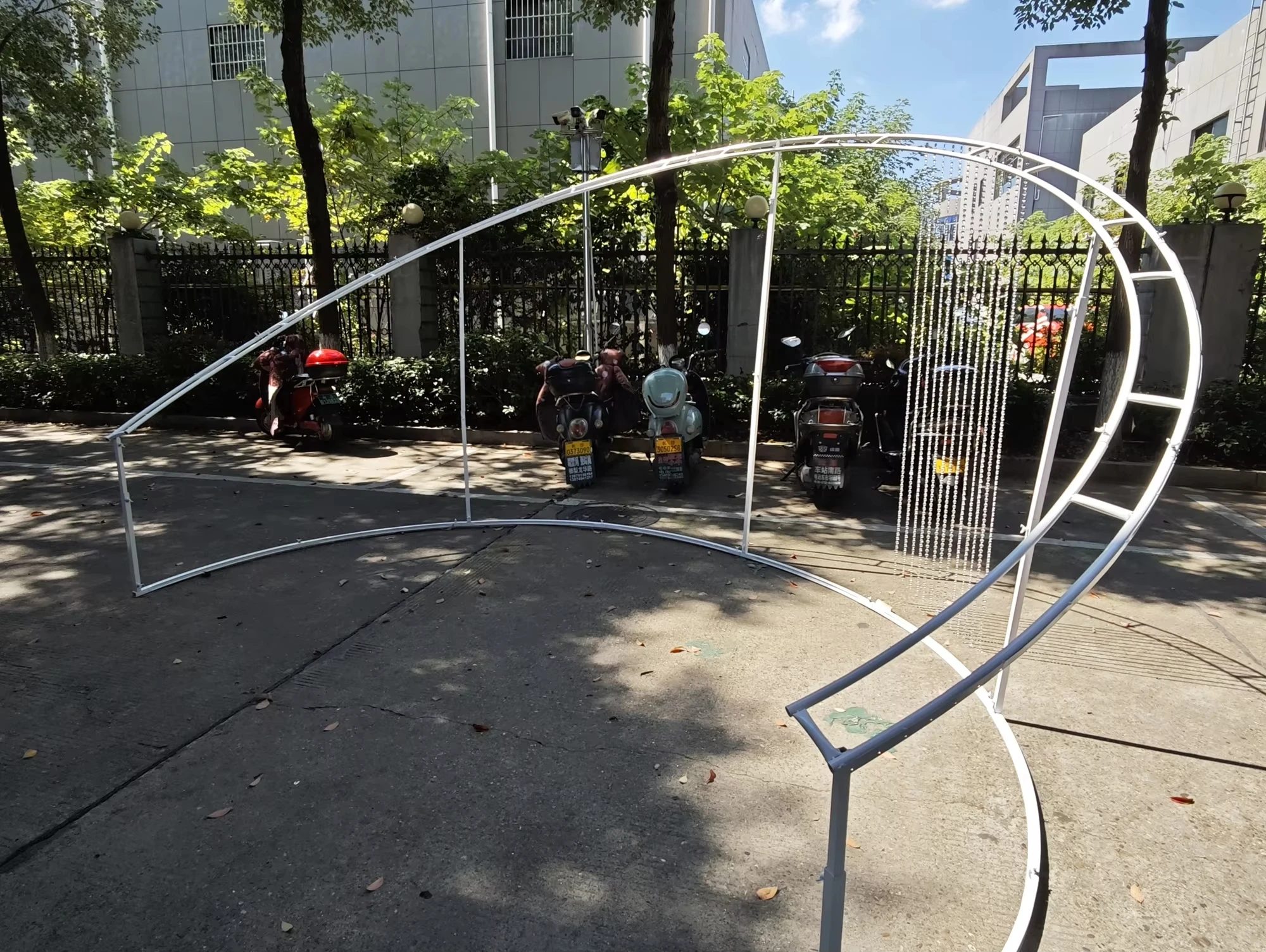 Moderner Verstellbarer Halbkreisförmiger Hochzeitsbogen, Outdoor-Bühnen-Hintergrundständer mit 150 Achteckigen Perlensträngen für Party- und Eventdekoration – Detail 2
