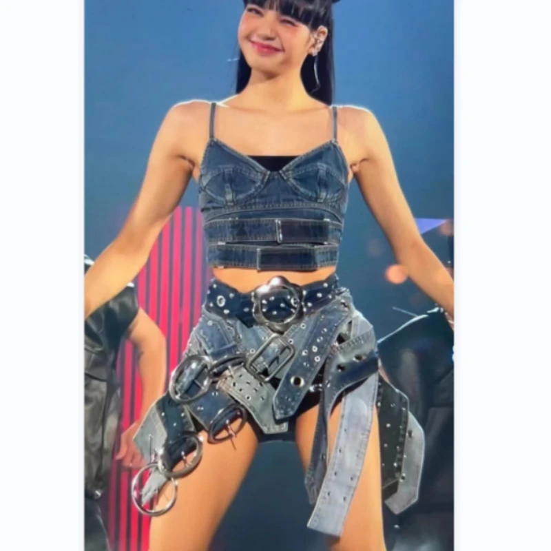 Kpop กระโปรงยีนส์มีเข็มขัดแบบไม่สม่ำเสมอสำหรับคอนเสิร์ตนักร้องเกาหลีชุดเต้นแจ๊สสำหรับผู้หญิงชุดบนเวทีไนท์คลับเสื้อผ้าเต้นรำบนเวที