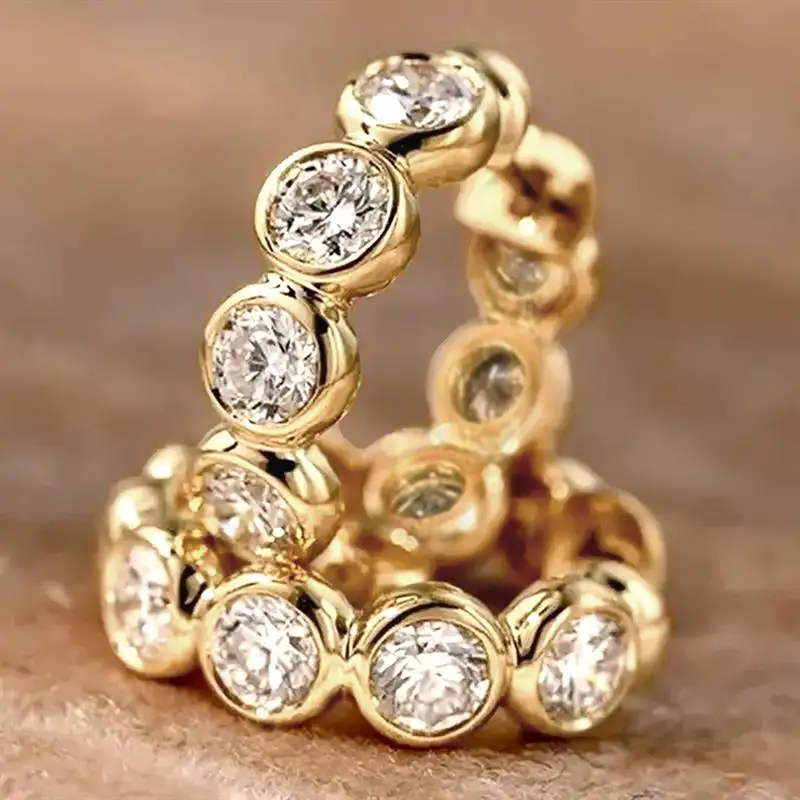 Huitan goldfarbene Creolen für Damen, eingelegt mit glänzendem, rundem CZ, modische Accessoires für Party, Hochzeit, edler, vielseitiger Schmuck