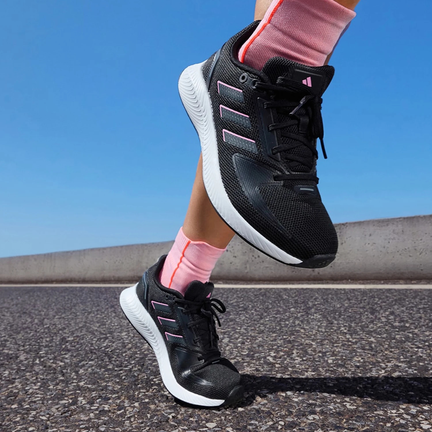 حذاء الجري Adidas الأصلي الموسمي الجديد للنساء ذو الرقبة المنخفضة القابلة للتنفس FY9624