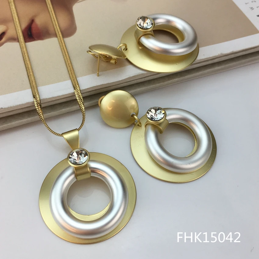 Yuminglai Superior 24K Gold Plated Italian Jewelry Set Hollow Design Pendant and Earrings Jewelry Set for Women FHK15040