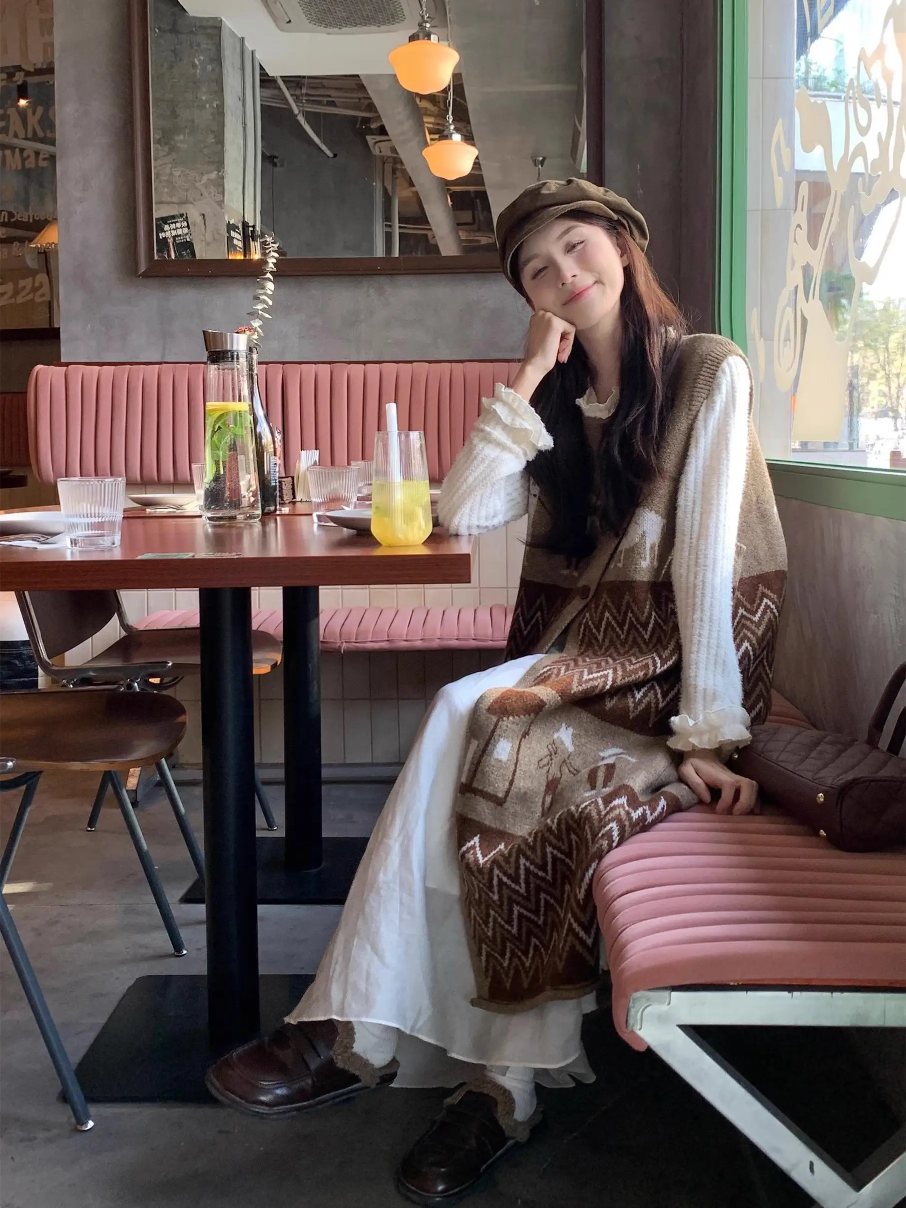 Gilet tricoté d'épissure rétro Dr femmes printemps automne ample mi-long coréen Sle bouton détail résine couleur fixation Thi...