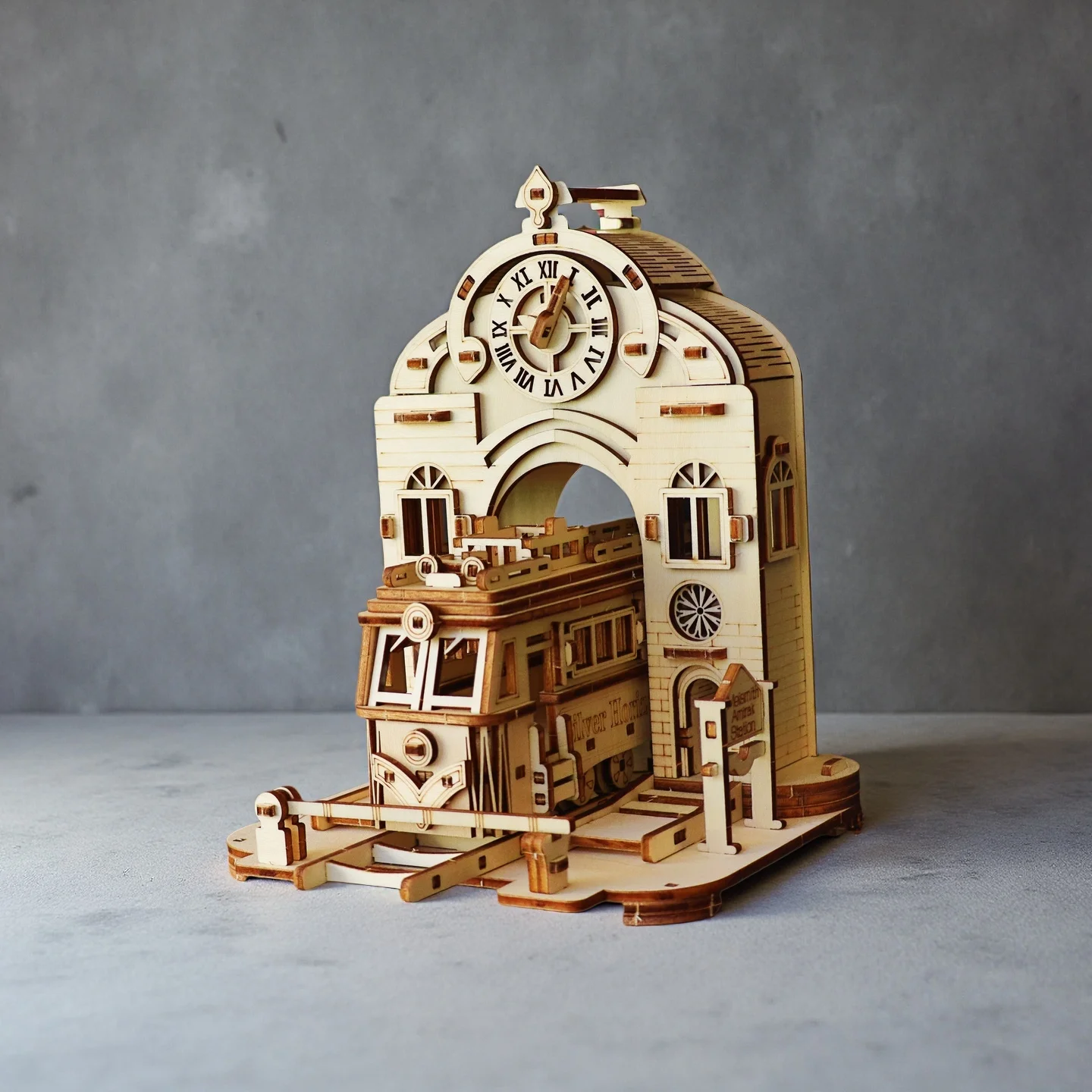 محطة قطار ألغاز خشبية، نموذج محاكاة ستيريو ثلاثي الأبعاد، لعبة تفاعلية لبناء الوالدين والطفل، ديكور إبداعي للمناظر الطبيعية الحضرية